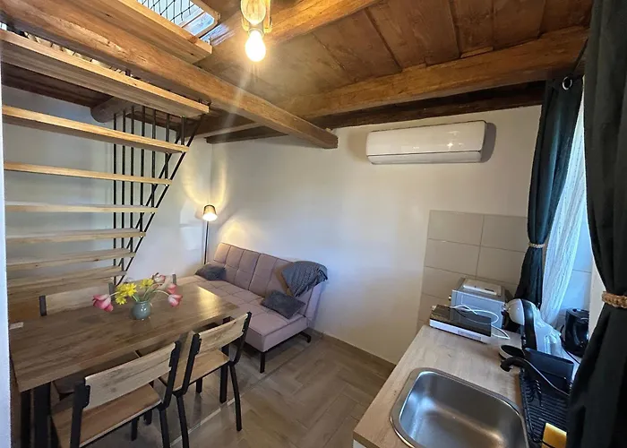 Harom Dio Vendeghaz * Nyim